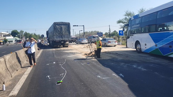 Vết thắng của xe tải 29C - 899.10 trước khi húc vào xe tải phía trước - Ảnh: Đức Huy Vết thắng của xe tải 29C - 899.10 trước khi húc vào xe tải phía trước - Ảnh: Đức Huy