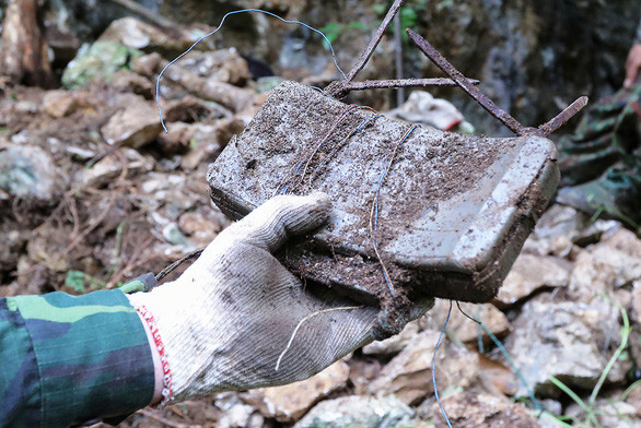Quả mìn định hướng được tìm thấy cạnh các di vật liệt sĩ - Ảnh: NGỌC QUANG