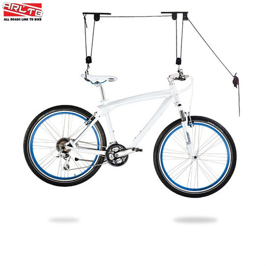 Bạn có thể đã từng nhìn thấy loại giá đỡ xe đạp này. Với hệ thống ròng rọc hiện đại, chúng cho phép bạn cất chiếc xe đạp của mình lên cao và khóa an toàn vào vị trí cố định..