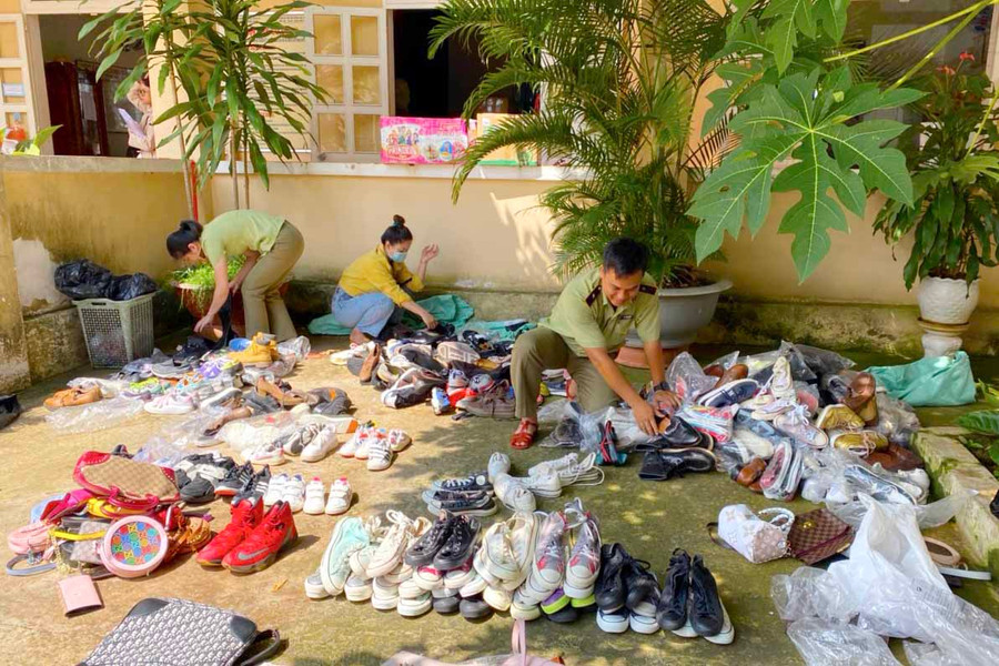Lực lượng chức năng đang tiến hành kiểm đếm các sản phẩm đã được tạm giữ. Ảnh: Quang Tấn