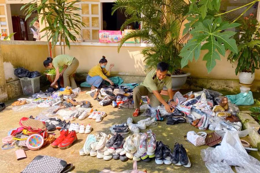 Lực lượng chức năng đang tiến hành kiểm đếm các sản phẩm đã được tạm giữ. Ảnh: Quang Tấn