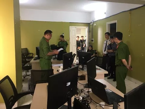 Công an thu giữ nhiều tài liệu, chứng cứ Công an thu giữ nhiều tài liệu, chứng cứ