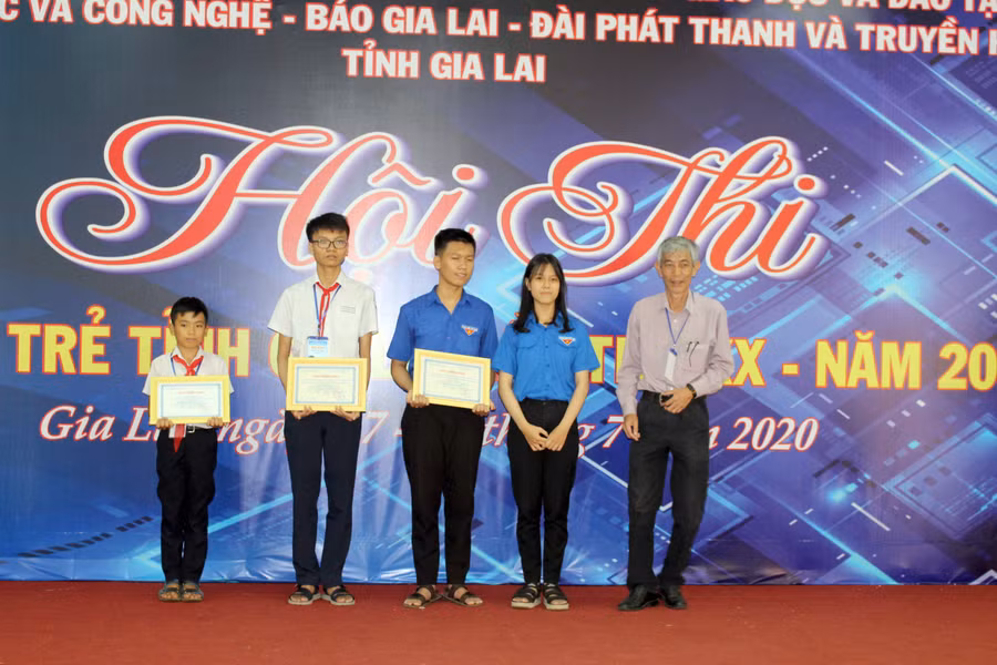 Ông Nguyễn Ngọc Hùng-Giám đốc Sở Thông tin và Truyền thông trao giải nhì cho các thí sinh. Ảnh: Phan Lài 