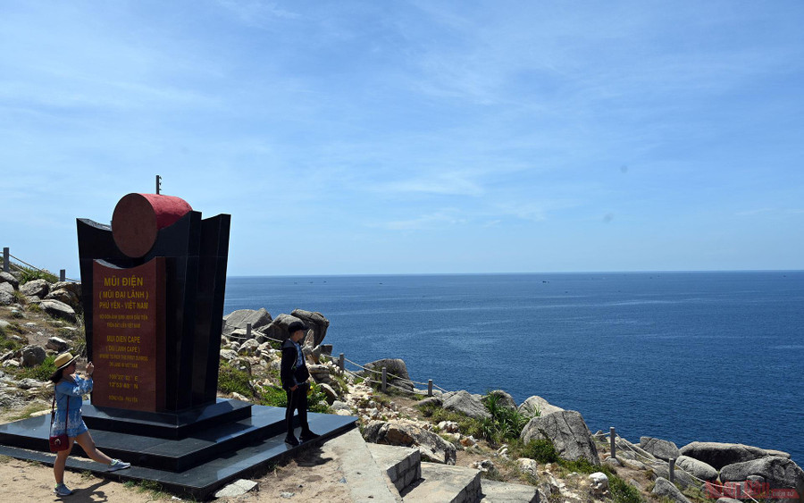 Mũi Đại Lãnh hay còn gọi là mũi Điện, mũi Nạy hay mũi Diều thuộc địa phận thôn Phước Tân, xã Hòa Tâm (Đông Hòa, Phú Yên). Nơi đây là một trong những điểm cực đông trên đất liền đón bình minh sớm nhất trên đất Việt. Mũi Đại Lãnh hay còn gọi là mũi Điện, mũi Nạy hay mũi Diều thuộc địa phận thôn Phước Tân, xã Hòa Tâm (Đông Hòa, Phú Yên). Nơi đây là một trong những điểm cực đông trên đất liền đón bình minh sớm nhất trên đất Việt.