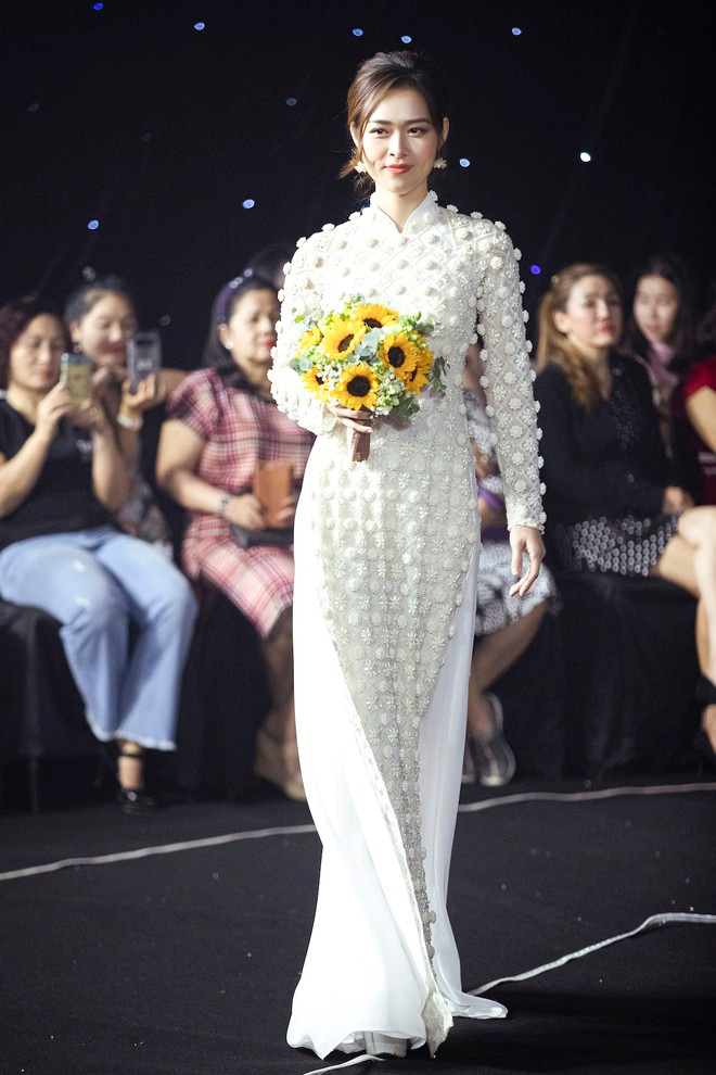 Diệp Bảo Ngọc lựa chọn thiết kế áo dài trắng tôn dáng với họa tiết hoa đính nổi, xếp lớp độc đáo giúp người đẹp nổi bật hơn.Ảnh: PHAN TIẾN VŨ