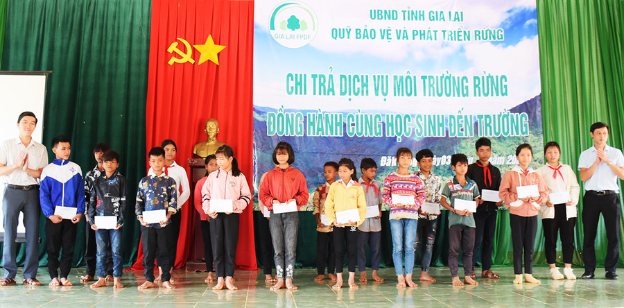  Các em học sinh có hoàn cảnh khó khăn, vượt khó học tốt được nhận học bổng của Quỹ Bảo vệ và Phát triển rừng tỉnh. Ảnh: M.N