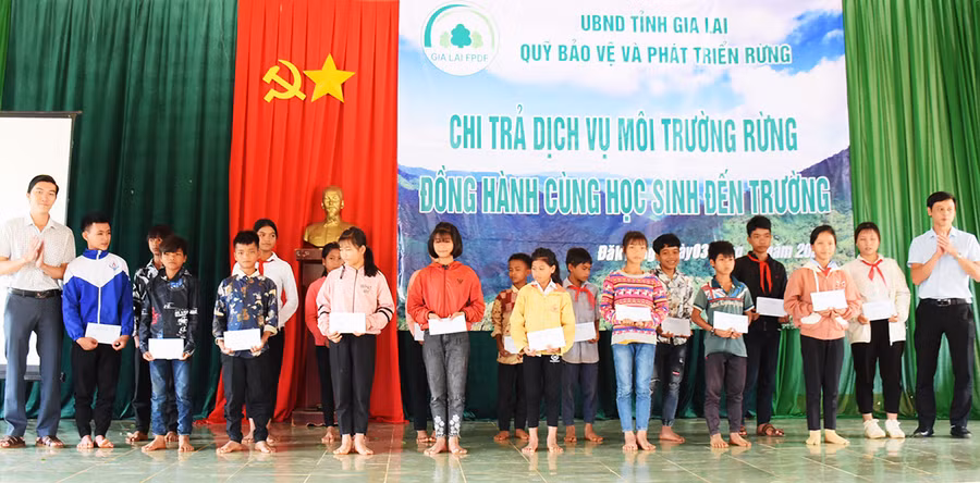  Các em học sinh có hoàn cảnh khó khăn, vượt khó học tốt được nhận học bổng của Quỹ Bảo vệ và Phát triển rừng tỉnh. Ảnh: M.N