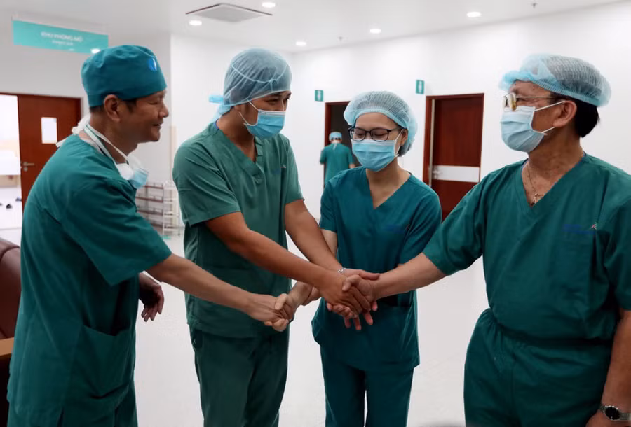 TS.BS Trương Quang Định gặp gỡ trao đổi với bố mẹ hai bé song sinh sau ca phẫu thuật tách rời thành công ẢNH: NGỌC DƯƠNG