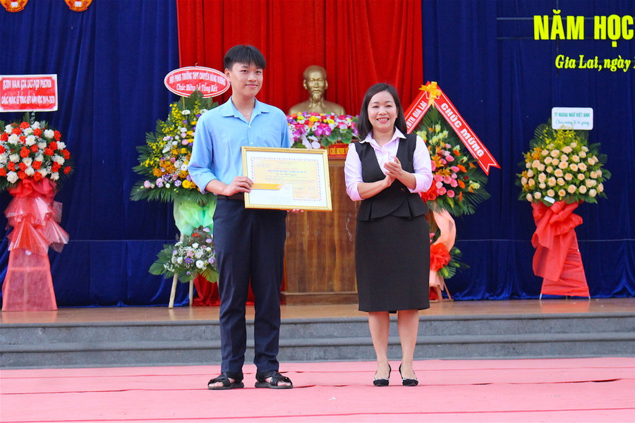 Phó Giám đốc Sở Thông tin và Truyền thông Lê Thị Thu Hương, thừa ủy quyền của Bộ trưởng Bộ Thông tin và Truyền thông trao chứng nhận đạt giải cho em Văn Nhật Nguyên. Ảnh: Hồng Thi