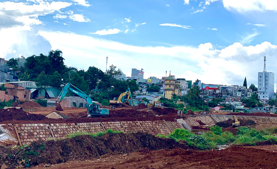  Dự án kè chống sạt lở suối Hội Phú đang đẩy nhanh tiến độ thi công. Ảnh: H.D