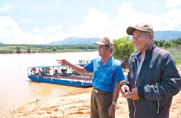 2 cựu chiến binh Rơ Châm Klớt (trái) và Rơ Lan Kai là những người lái đò trên dòng Pô Cô-một nhánh đường Trường Sơn huyền thoại trong kháng chiến chống Mỹ. Ảnh: MINH CHÂU 