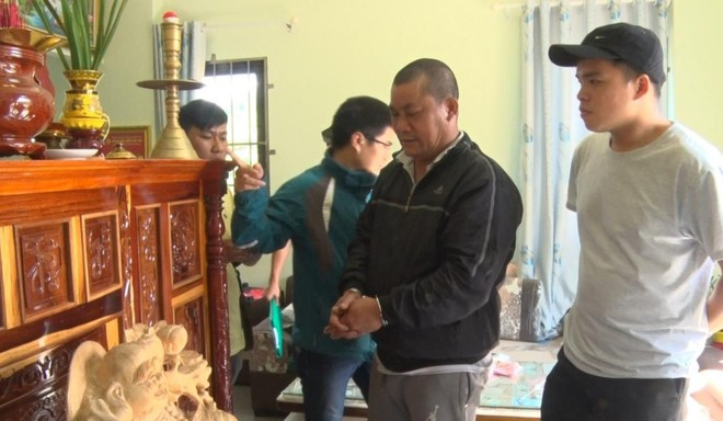 Nguyễn Ngọc Đoàn (đứng giữa) khi dựng hiện trường tại bàn thờ nhà ông S. ẢNH: G.B