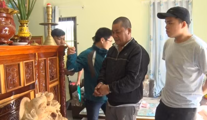 Nguyễn Ngọc Đoàn (đứng giữa) khi dựng hiện trường tại bàn thờ nhà ông S. ẢNH: G.B