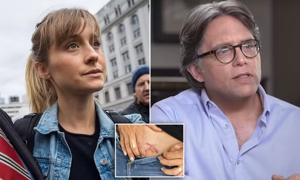 Nữ diễn viên Allison Mack, 'giáo chủ' Keith Raniere và dấu in trên người đặc trưng dành cho cô gái 'nô lệ' - Ảnh: TVQC.COM