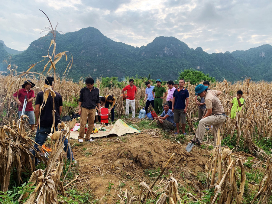 Lực lượng chức năng tiến hành khai quật sập đá cổ. Ảnh: Diệu Anh Lực lượng chức năng tiến hành khai quật sập đá cổ. Ảnh: Diệu Anh