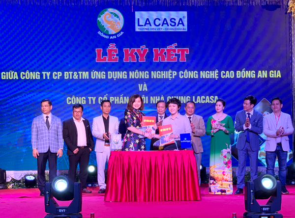 Các doanh nghiệp của Hội Doanh nhân trẻ Gia Lai và CLB Doanh nhân Sài Gòn ký kết hợp tác đầu tư. Ảnh: Hà Duy Các doanh nghiệp của Hội doanh nhân trẻ Gia Lai và CLB Doanh Nhân Sài Gòn ký kết hợp tác đầu tư. Ảnh: Hà Duy