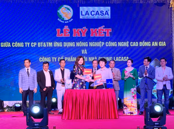 Các doanh nghiệp của Hội doanh nhân trẻ Gia Lai và CLB Doanh Nhân Sài Gòn ký kết hợp tác đầu tư. Ảnh: Hà Duy