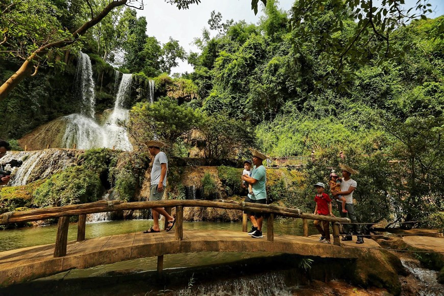 Thác Dải Yếm nằm trên dòng suối Vặt, khởi nguồn từ hai khe nước Bó Co Lắm và Bó Ta Cháu ở bản Vặt – một bản của người Thái có lịch sử lâu đời. Ảnh: Nam Nguyễn/Vietnam+ Thác Dải Yếm nằm trên dòng suối Vặt, khởi nguồn từ hai khe nước Bó Co Lắm và Bó Ta Cháu ở bản Vặt – một bản của người Thái có lịch sử lâu đời. (Ảnh: Nam Nguyễn/Vietnam+)