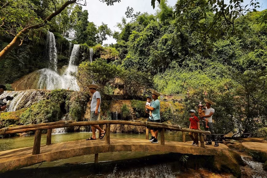 Thác Dải Yếm nằm trên dòng suối Vặt, khởi nguồn từ hai khe nước Bó Co Lắm và Bó Ta Cháu ở bản Vặt – một bản của người Thái có lịch sử lâu đời. (Ảnh: Nam Nguyễn/Vietnam+)