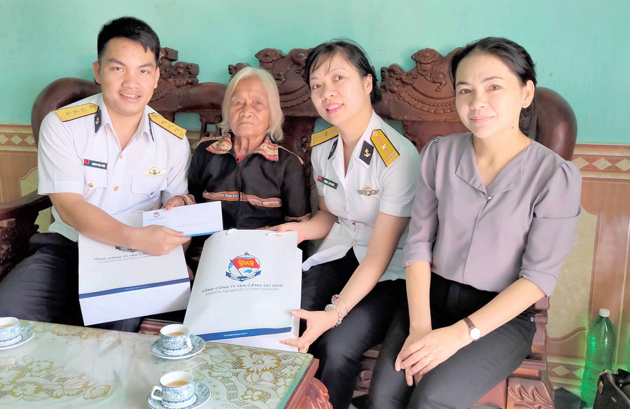 Đại diện Tổng Công ty Tân cảng Sài Gòn tặng quà cho Mẹ Việt Nam Anh hùng Rơ Mah Myơr- xã Ia Kênh- TP. Pleiku. Ảnh: Đinh Yến