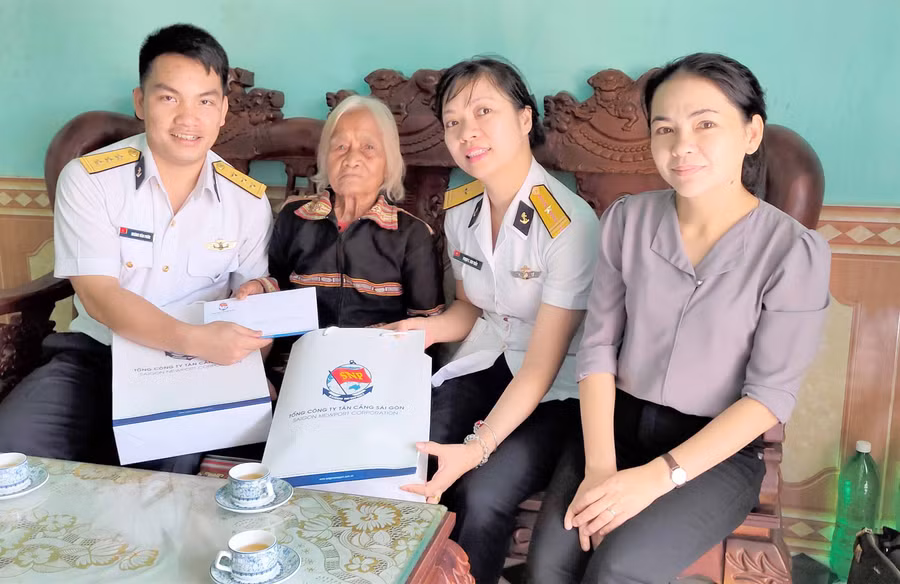 Đại diện Tổng Công ty Tân cảng Sài Gòn tặng quà cho Mẹ Việt Nam Anh hùng Rơ Mah Myơr- xã Ia Kênh- TP. Pleiku. Ảnh: Đinh Yến