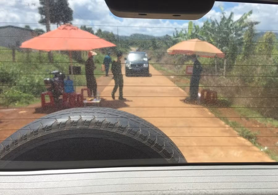 Các chốt kiểm soát phương tiện ra vào xã Hải Yang, huyện Đăk Đoa. Ảnh Thanh Tuấn