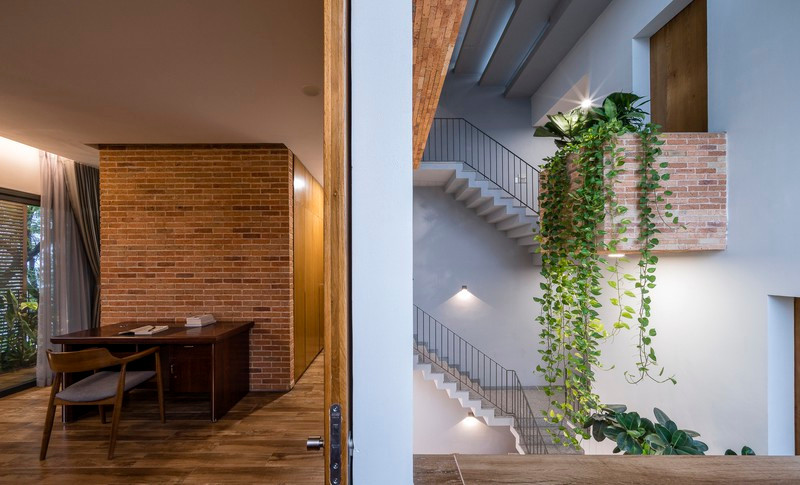 Các phòng bên trên có sự kết hơp nhuần nhuyễn nguồn vật liệu cổ điển và hiện đại.