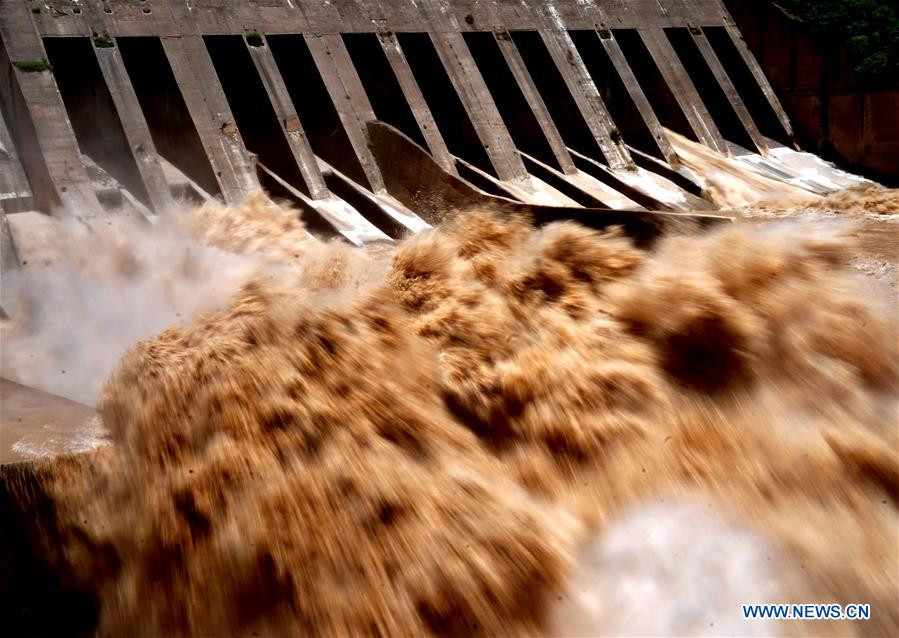 Cận cảnh đập Tam Môn Hiệp mở cửa xả lũ. Cận cảnh đập Tam Môn Hiệp mở cửa xả lũ.