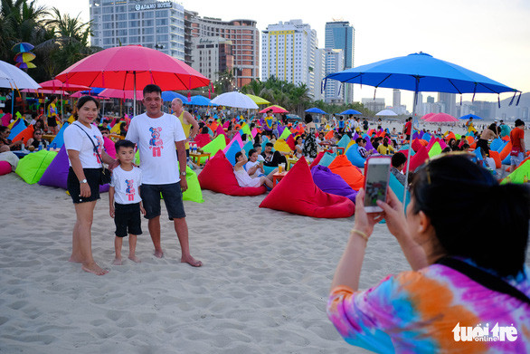 Du khách tới đây thỏa mãn nhu cầu sống ảo - Ảnh: TẤN LỰC