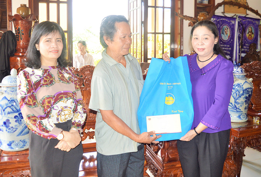 Phó Chủ tịch UBND tỉnh Huỳnh Nữ Thu Hà (bìa phải) thăm và tặng quà gia đình ông Phan Văn Hùng-thương binh (tổ dân phố 2, thị trấn Đak Đoa, huyện Đak Đoa). Ảnh: Đinh Yến Bà Huỳnh Nữ Thu Hà thăm và tặng quà gia đình ông Phan Văn Hùng- thương binh-Tổ dân phố 2-Thị trấn Đak Đoa-huyện Đak Đoa- Ảnh Đinh Yến