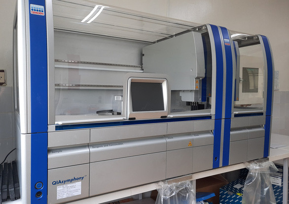 Hệ thống máy xét nghiệm Realtime PCR tự động của tỉnh Quảng Nam. Ảnh: LÊ TRUNG Hệ thống máy xét nghiệm Realtime PCR tự động của tỉnh Quảng Nam - Ảnh: LÊ TRUNG
