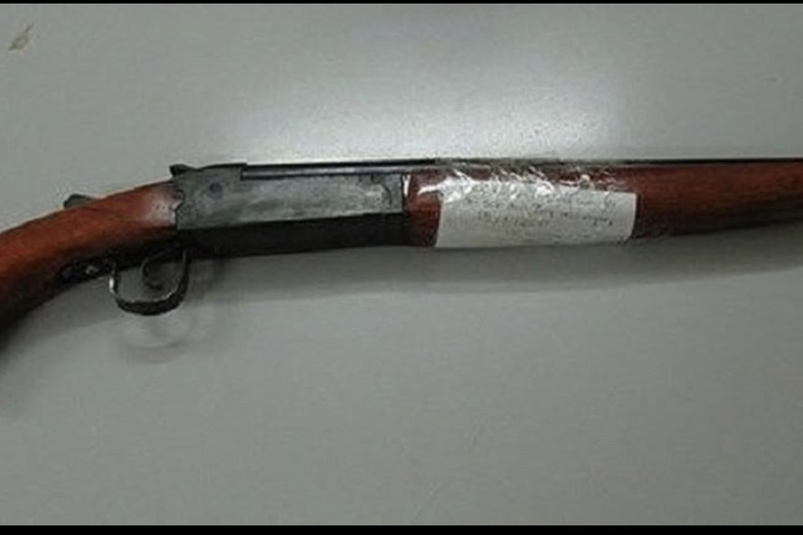 Mượn súng phà đi bắn người vì trả thù cho bà, 2 đối tượng bị bắt tạm giam sau đó. Mượn súng phà đi bắn người vì trả thù cho bà, 2 đối tượng bị bắt tạm giam sau đó.