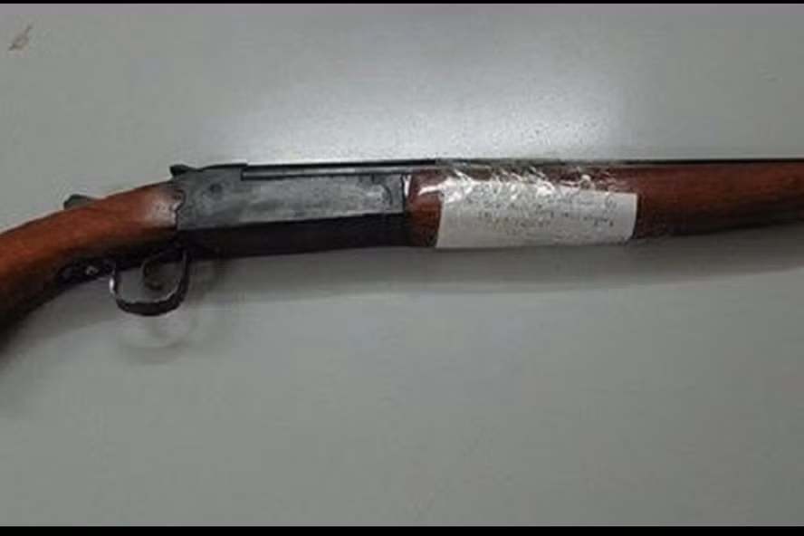 Mượn súng phà đi bắn người vì trả thù cho bà, 2 đối tượng bị bắt tạm giam sau đó.