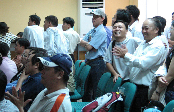 Và vui mừng khi cổ phiếu của mình tăng giá - Ảnh: T.T.D.