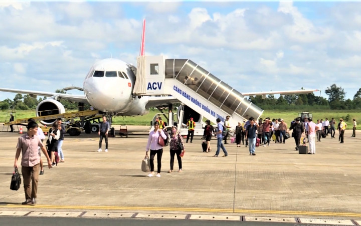 Sở Y tế tỉnh Đắk Lắk đề nghị tất cả hành khách trên các tuyến bay từ TP Đà Nẵng về Đắk Lắk, qua Cảng hàng không Buôn Ma Thuột từ ngày 25-7 đều phải kê khai y tế để phòng, chống dịch Covid-19.