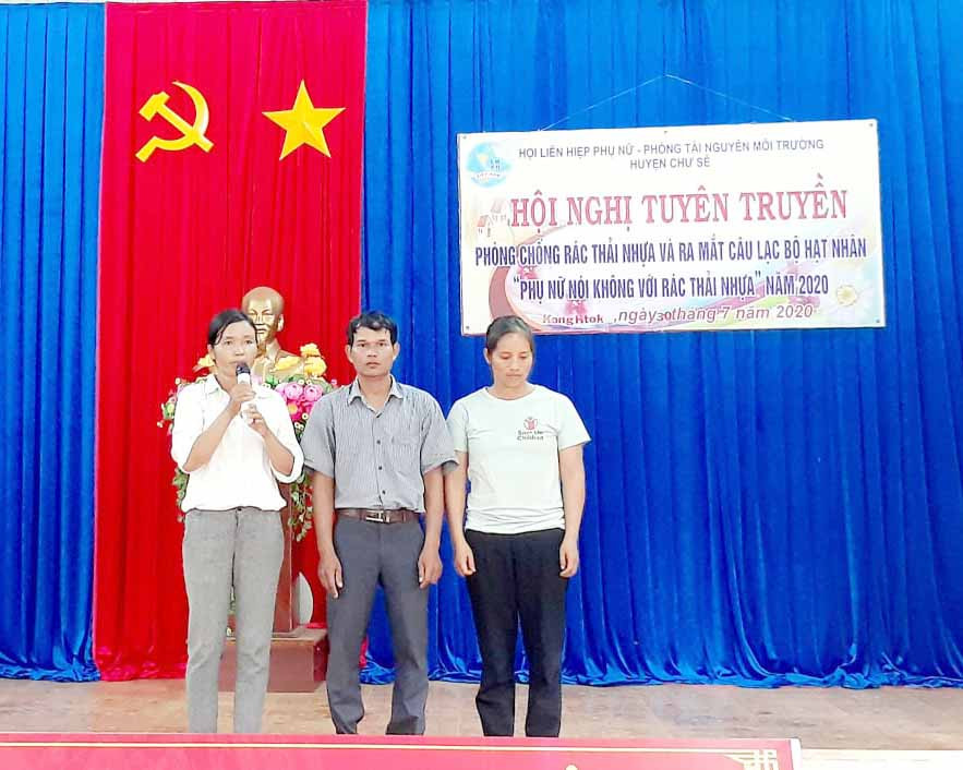 Ban chủ nhiệm CLB “Phụ nữ nói không với rác thải nhựa” Làng Dơ Nông Ó. Ảnh: Hoàng VIên 