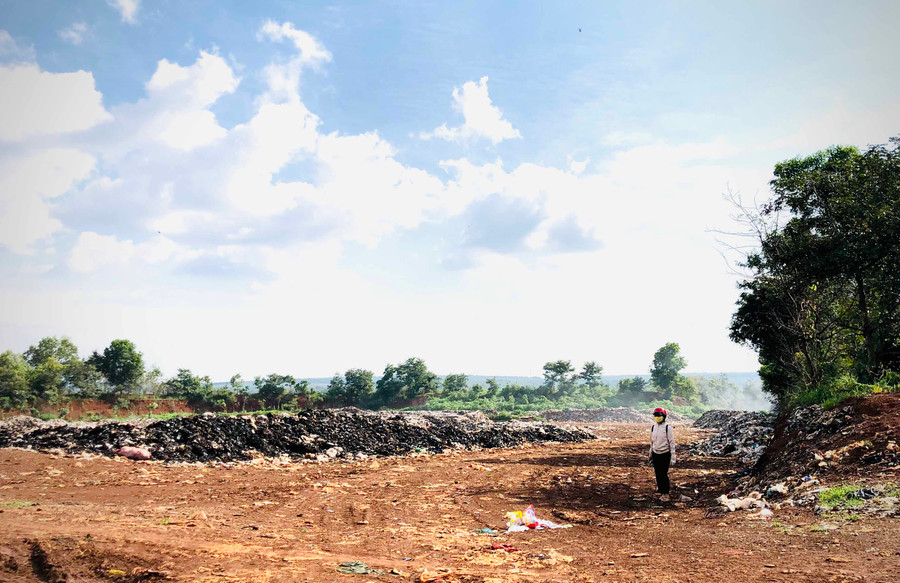 Bác rác lộ thiên tại xã Glar (huyện Đak Đoa) được xử lý theo công nghệ đốt lộ thiên sau đó chôn lấp. Ảnh: Lê Hòa