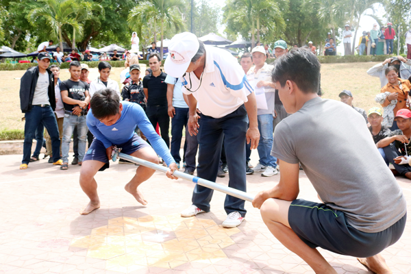 Thi đẩy gậy tại “Ngày hội du lịch huyện Kbang-2019”. Ảnh: P.N