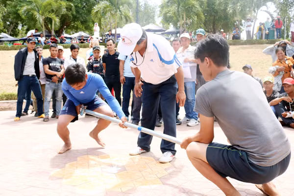 Thi đẩy gậy tại “Ngày hội du lịch huyện Kbang-2019”. Ảnh: P.N