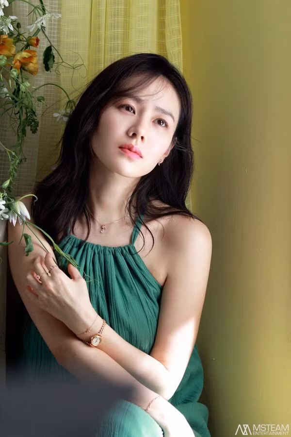 Son Ye Jin ghi dấu trong lòng khán giả khi tham gia những bộ phim như: “Chị đẹp mua cơm ngon cho tôi”, “Em đến cùng cơn mưa”, “Hạ cánh nơi anh”...