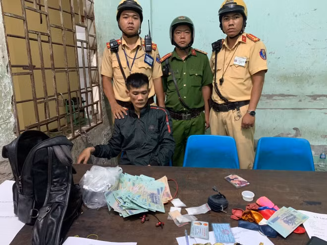 Hoàng Anh Tuấn (người ngồi) bị CSGT bắt giữ ẢNH CÔNG AN CUNG CẤP