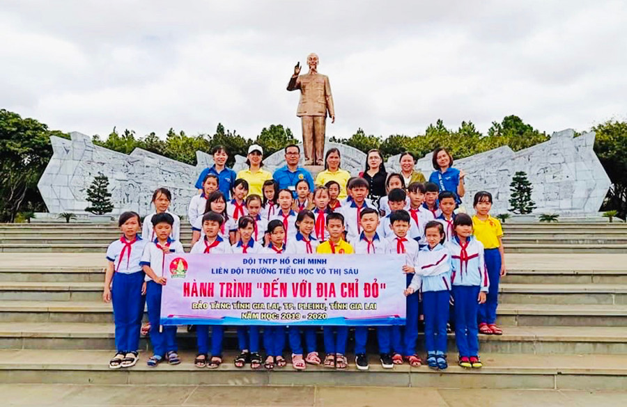 Liên đội Trường Tiểu học Võ Thị Sáu (xã Chư Răng, huyện Ia Pa) tổ chức cho 31 đội viên tiêu biểu tham gia hành trình “Đến với địa chỉ đỏ” ở TP. Pleiku. Ảnh: Phan Lài Liên đội Trường Tiểu học Võ Thị Sáu (xã Chư Răng, huyện Ia Pa) tổ chức cho 31 đội viên tiêu biểu tham gia hành trình “Đến với địa chỉ đỏ” ở TP.Pleiku. Ảnh P.L
