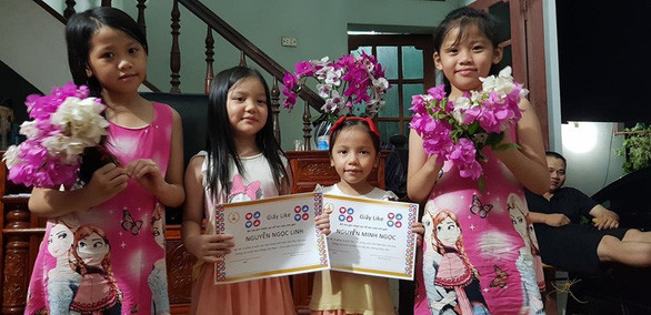 Bé Ngọc Linh và Minh Ngọc nhận được "giấy like" cùng lời chúc mừng từ hai chị họ Bé Ngọc Linh và Minh Ngọc nhận được