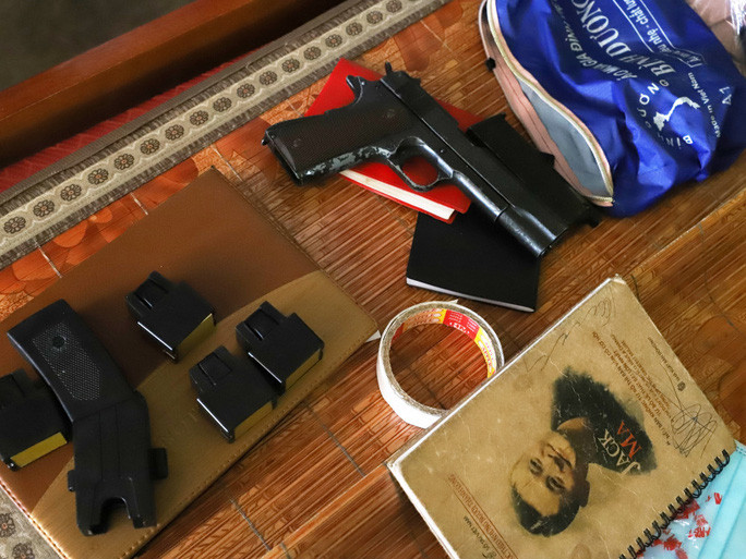 Súng đạn thu giữ khi bắt ổ nhóm do đối tượng Nghĩa cầm đầu - Ảnh: Công an cung cấp Súng đạn thu giữ khi bắt ổ nhóm do đối tượng Nghĩa cầm đầu - Ảnh: Công an cung cấp