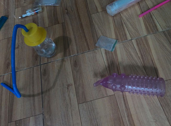 Tang vật gồm nhiều dụng cụ sử dụng ma túy và phục vụ thú vui tình dục tại phòng trọ của Văn.