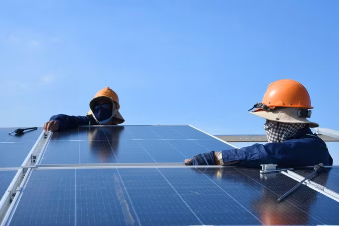 Cùng với điện gió, điện khí, điện mặt trời là một trong những nguồn phát được ưu tiên trong dự thảo Quy hoạch điện VIII. Trong ảnh: Một dự án điện mặt trời tại Ninh Thuận Ảnh: KỲ NAM