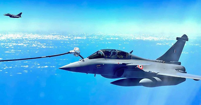 Một chiếc Rafale được tiếp liệu trên không khi đang trên đường đến Ấn Độ hôm 27-7 Ảnh: PTI Một chiếc Rafale được tiếp liệu trên không khi đang trên đường đến Ấn Độ hôm 27-7 Ảnh: PTI