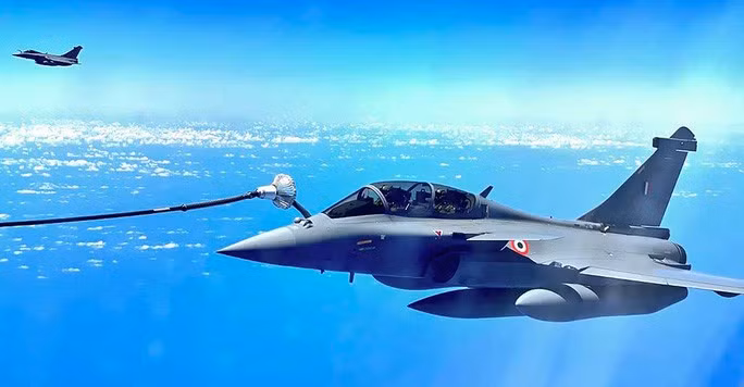 Một chiếc Rafale được tiếp liệu trên không khi đang trên đường đến Ấn Độ hôm 27-7 Ảnh: PTI