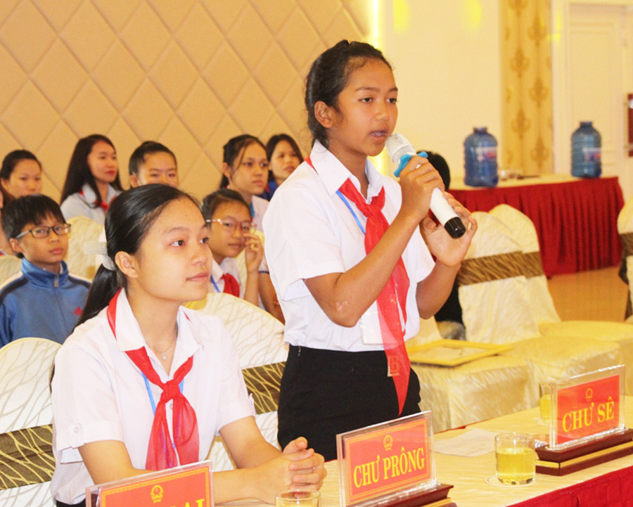 Em Rơ Mah Chúc-Trường Tiểu học-THCS Huỳnh Thúc Kháng (huyện Chư Sê) đặt câu hỏi cho các đồng chí lãnh đạo. Ảnh P.L