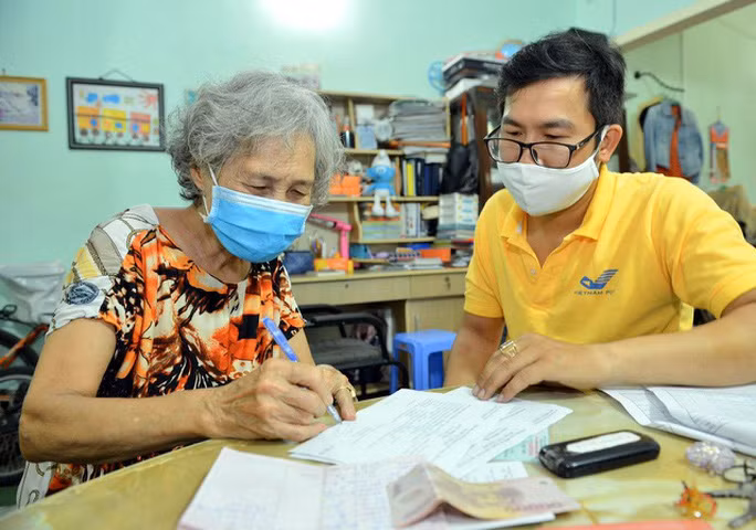 Nhân viên bưu điện chi trả lương hưu tại nhà người hưởng thời điểm giãn cách xã hội tháng 4-2020